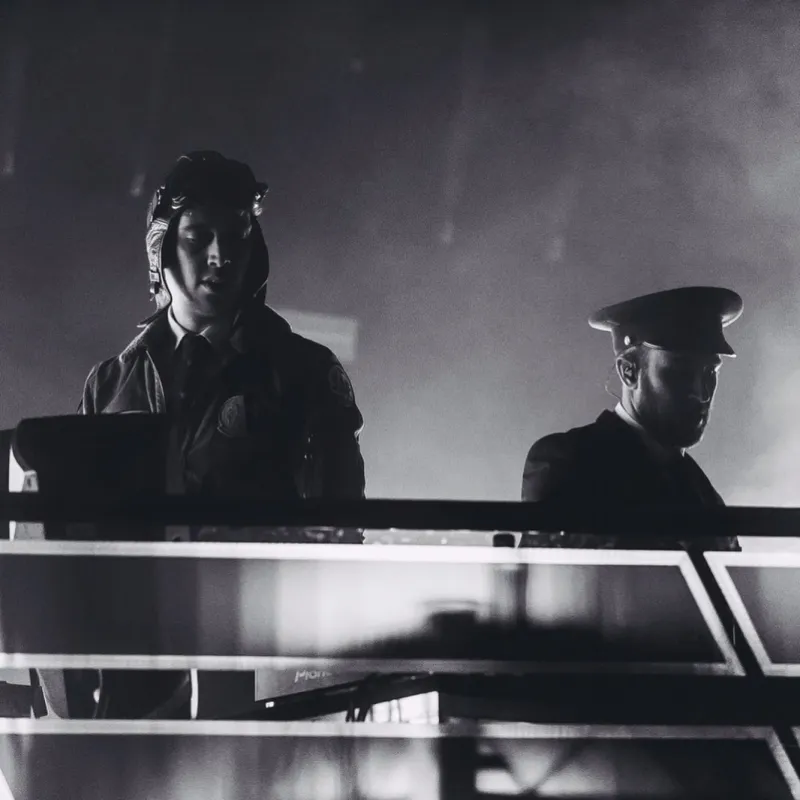 Thumbnail Konser Flight Facility Selama 5 Jam, Seperti Apa Rasanya Jalan-Jalan Waktu Lewat Musik?